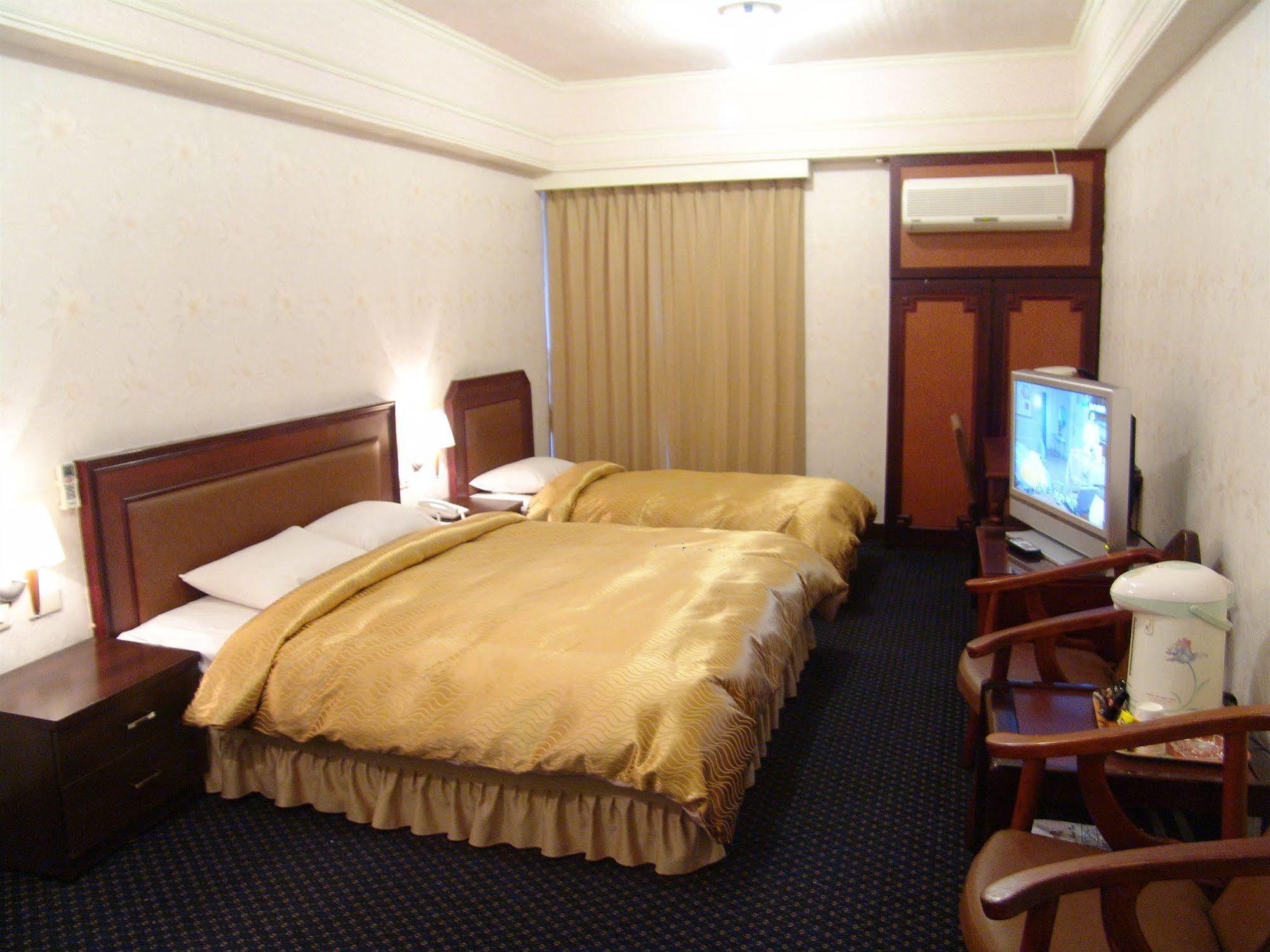 Sin Fu Business Hotel Taichung Exterior photo